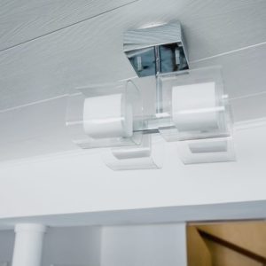 Hyvin valaiseva Panju 4 os katto plafondi mattakromi koukkukiinnitys ja pistotulppa sis